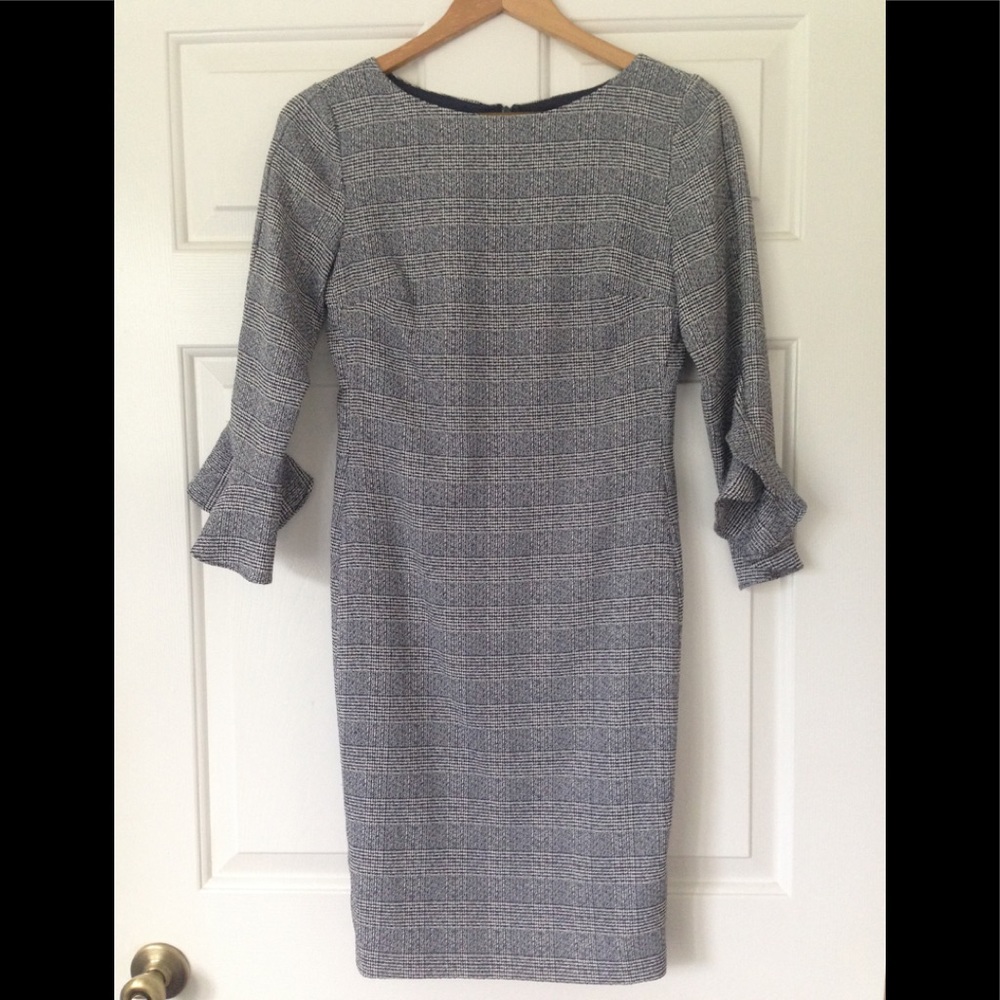 Dress with the sleeves